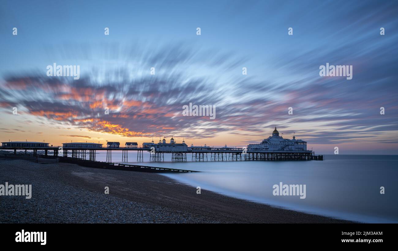 Langzeitbelichtung des Eastbourne Pleasure Piers an der Küste des Ärmelkanals in East Sussex bei Sonnenaufgang Stockfoto