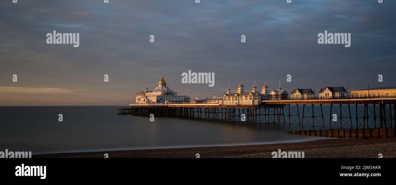 Langzeitbelichtung des Eastbourne Pleasure Piers an der Küste des Ärmelkanals in East Sussex bei Sonnenaufgang Stockfoto