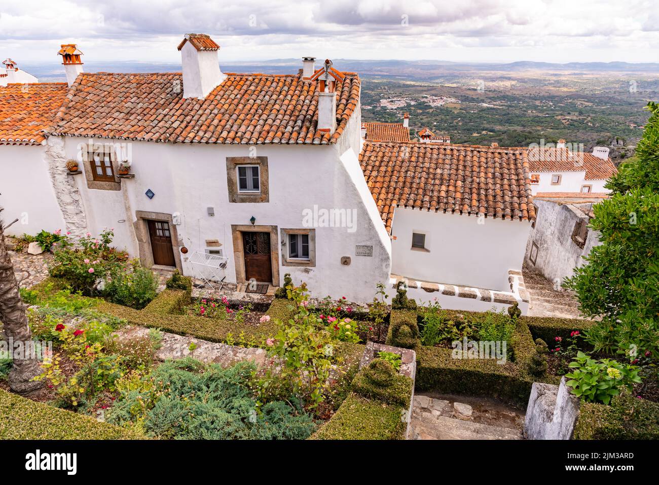 Blick auf schmale Häuser am steilen Hang der befestigten Stadt Marvao, Portugal Stockfoto