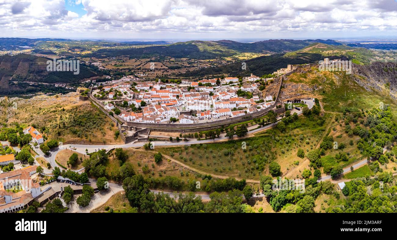 Luftaufnahme des Schlosses und der Stadtmauer der historischen Stadt Marvao mit Blick auf die Serra de Sao Mamede, Portugal Stockfoto
