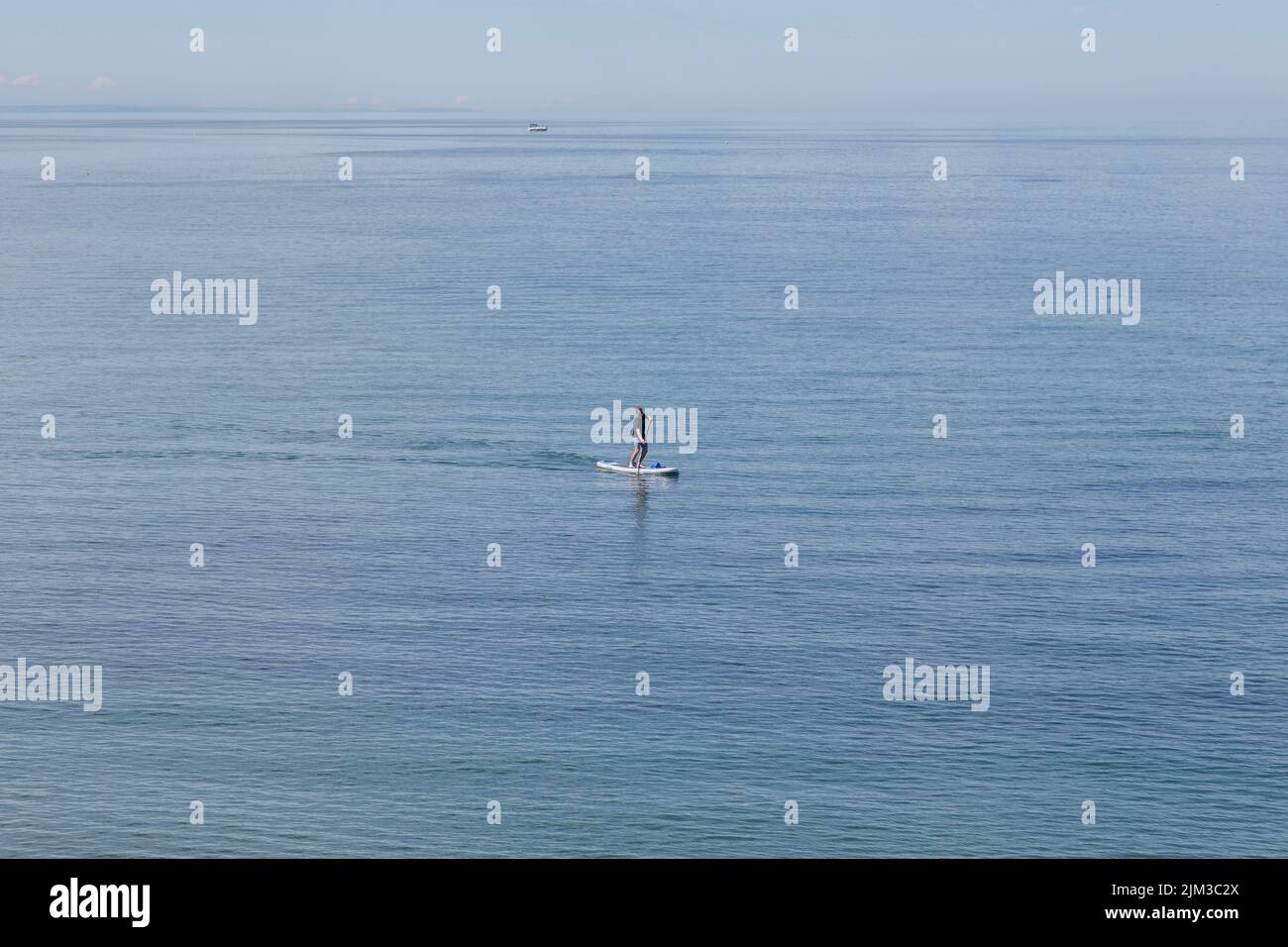 Ein Mann paddelt im Meer. Gesundheit, Fitness, Urlaub, Erholung, Zeit allein Konzept. Stockfoto