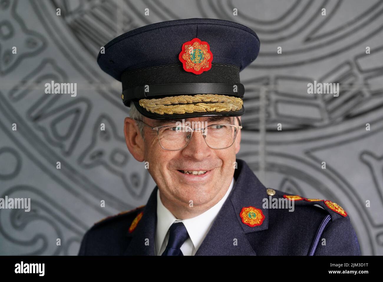 Garda-Kommissar Drew Harris bei einer Zeremonie, die von einem Garda Síochána im Rahmen ihrer 100-jährigen Gedenkfeiern abgehalten wurde, um das amtigende und pensionierte Garda-Personal mit einer speziell entworfenen und produzierten Gedenkmedaille/Münze zu überbringen. Bilddatum: Donnerstag, 4. August 2022. Stockfoto