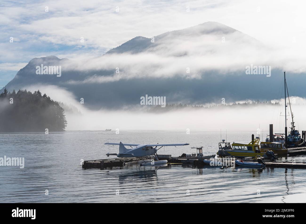 Wasserflugzeug und Boote im Hafen von Tofino, Vancouver Island, British Columbia, Kanada. Stockfoto