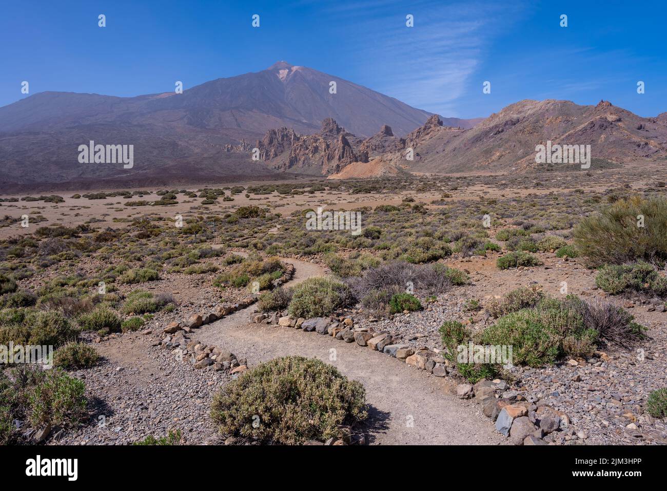 Eine schöne Aussicht auf einen Vulkan-Wanderweg am Aussichtspunkt Llano de Ucanca im Teide Nationalpark auf Teneriffa, Kanarische Inseln, Spanien Stockfoto