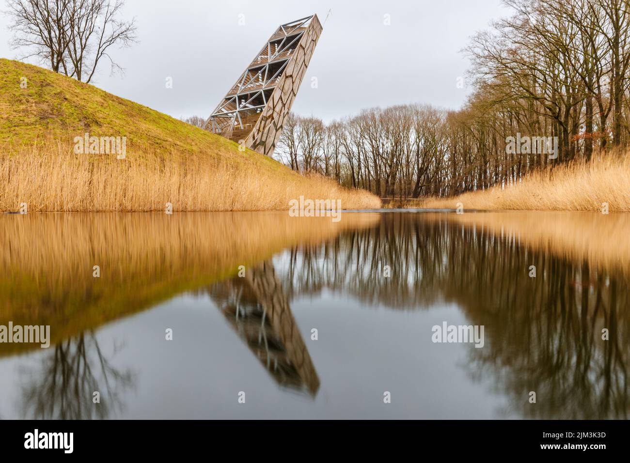 Der Wachturm der Festung von Rovere in Nordbrabant mit Bäumen und Wasserspiegelung Stockfoto
