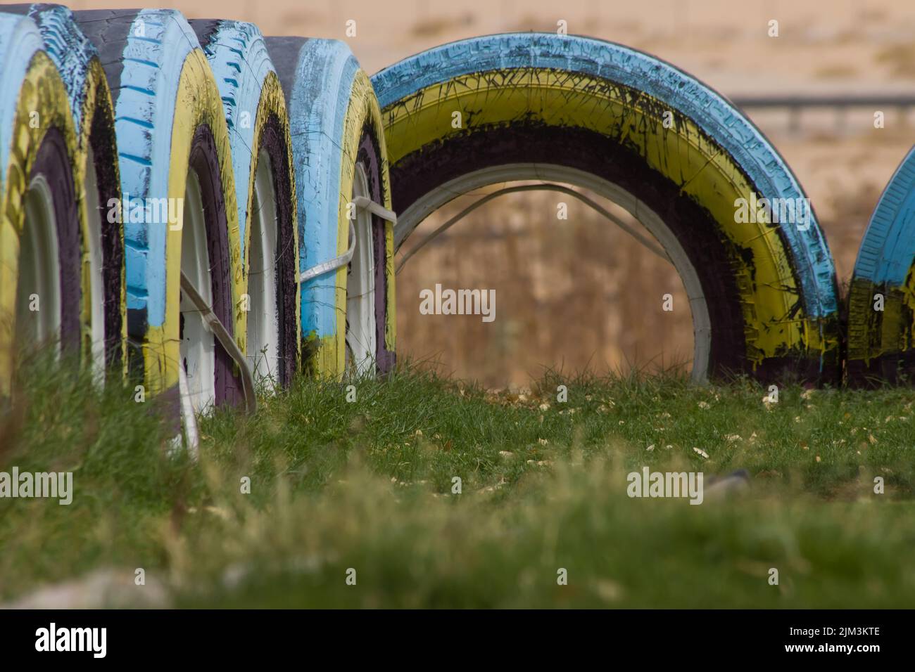 Alter Reifen nach der Verwendung, die Farbe volle Wand zu machen Stockfoto