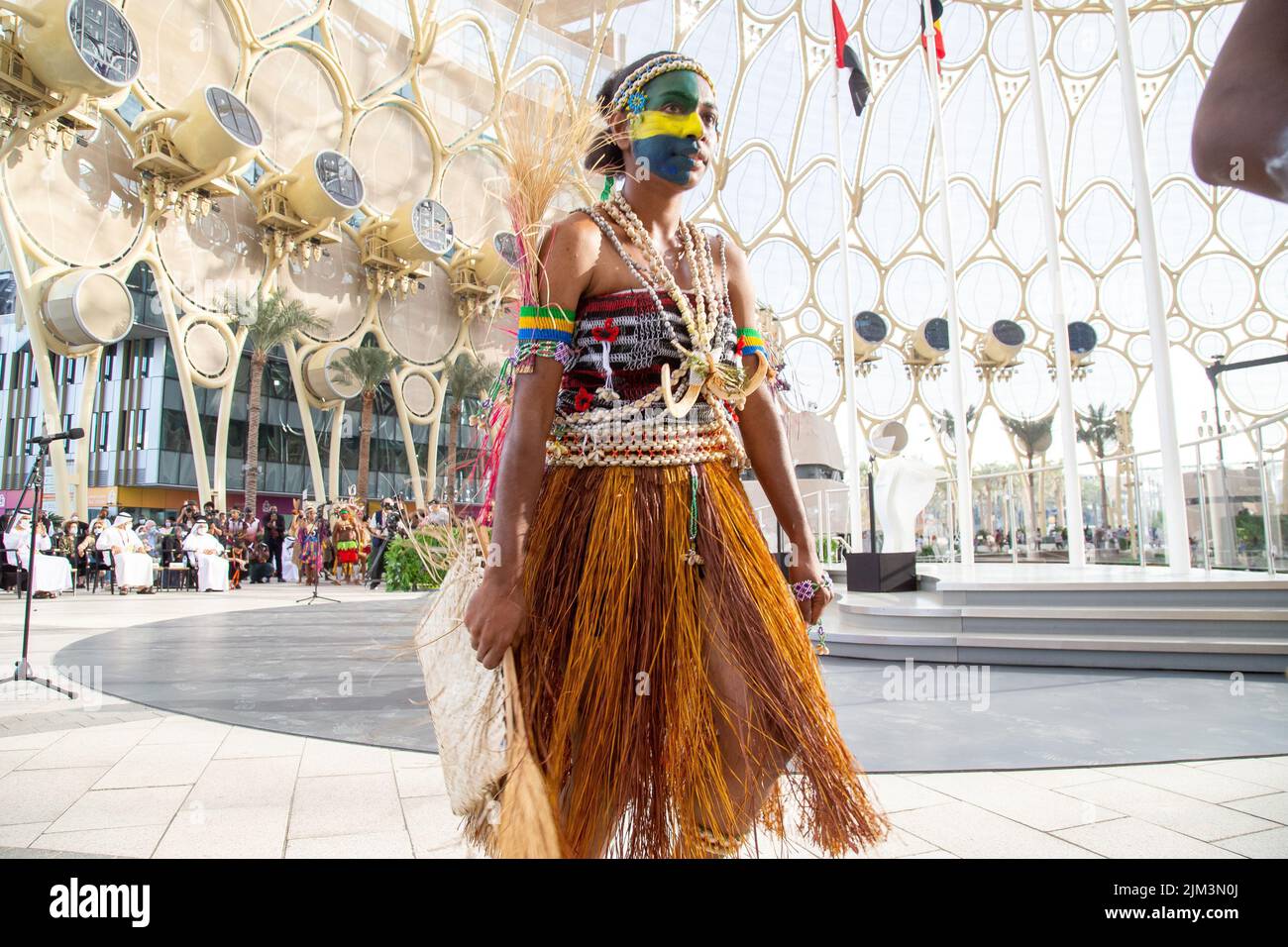 Papua-Neuguinea-Insel erste Nationaltänzer bei Expo2020, die in traditioneller Kleidung mit Federn und hellen Farben tanzen, gesichtenbemalte Okra Stockfoto