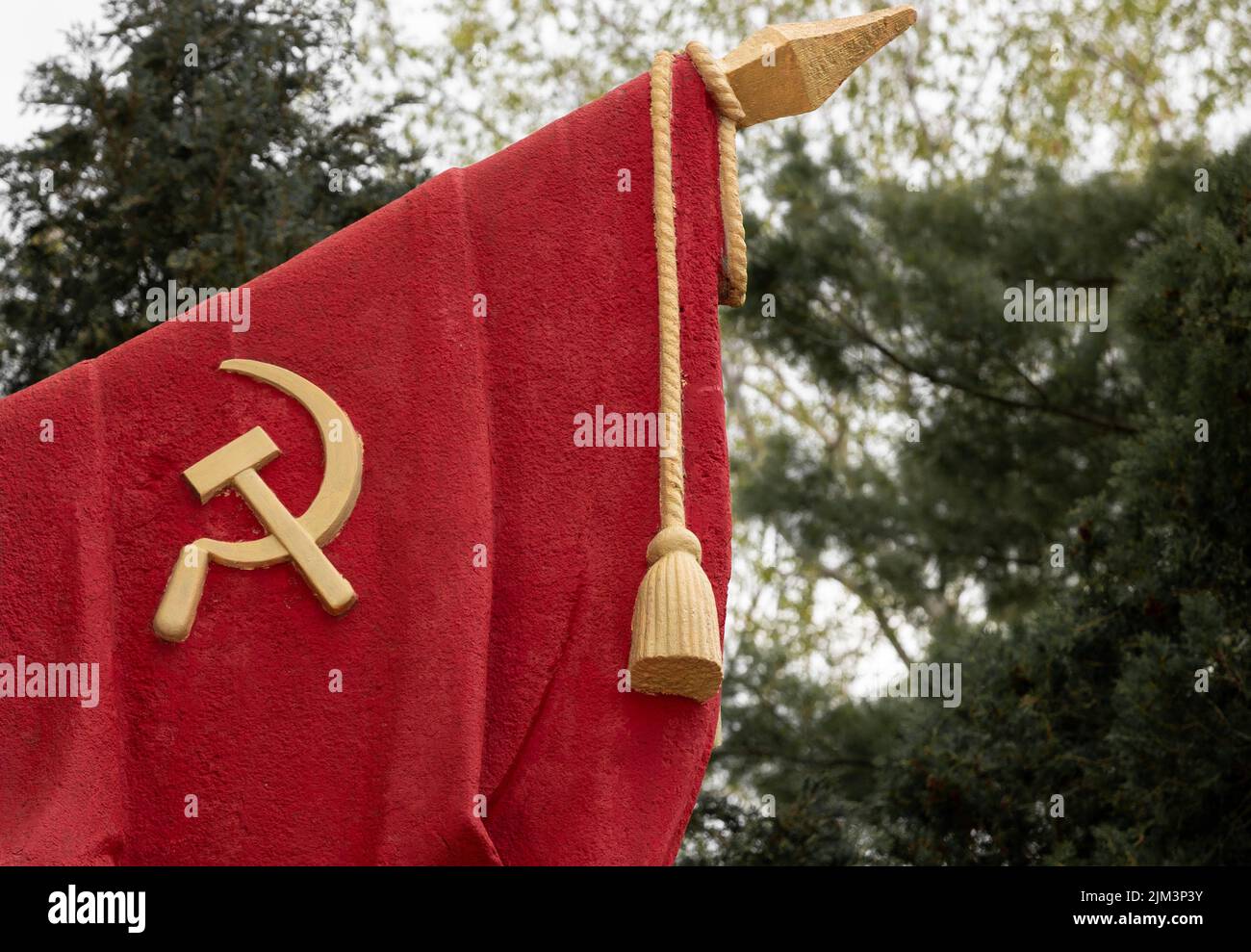 Eine Nahaufnahme der alten russischen kommunistischen Parteiflagge, rot, Sichel und Hammer Stockfoto