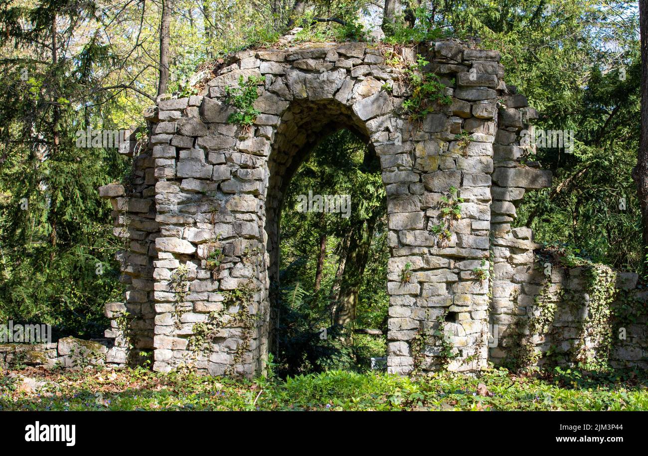 Die Ruinen des Botanischen Gartens Vacratot - Ungarn, alt, vintage, Stein Stockfoto
