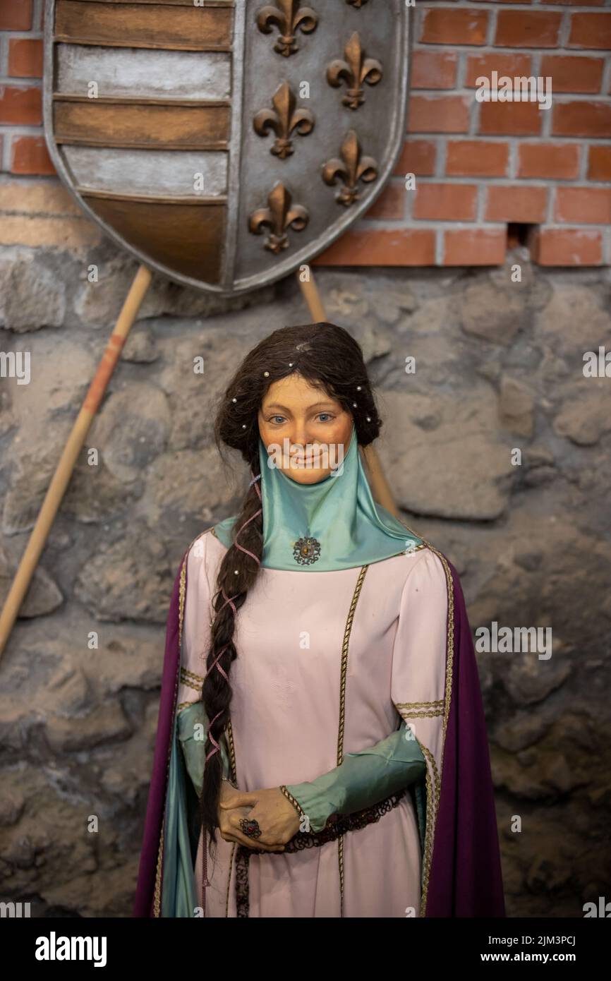 Die Mannequin-Puppe, die Herrscher und Diener auf der mittelalterlichen Festung Visegrad - Ungarn darstellt Stockfoto