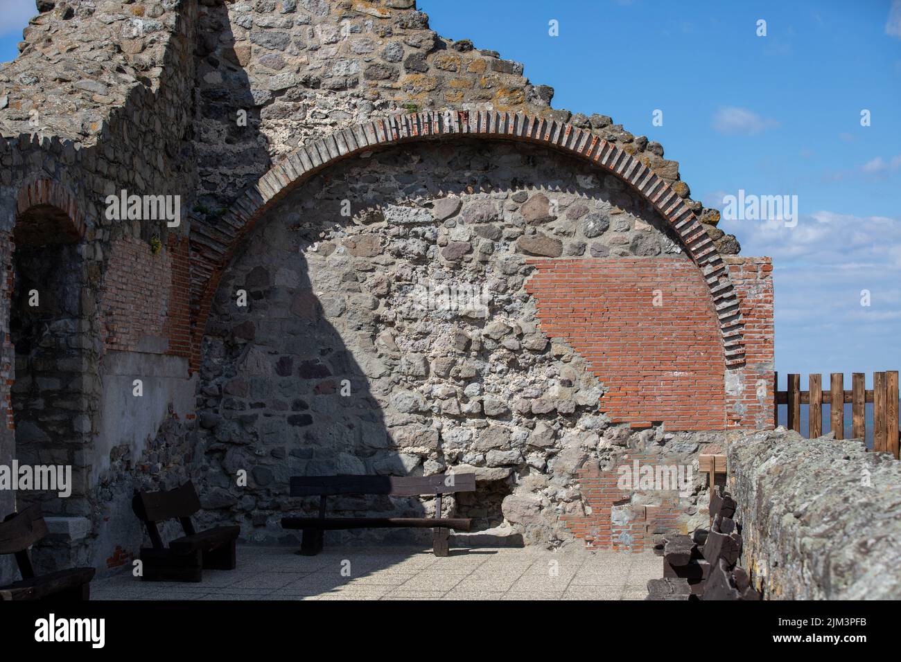 Die Burg wurde von König Bela IV. Im 13.. Jahrhundert nach dem Einmarsch der Tataren aus der Mitgift seiner Frau erbaut Stockfoto