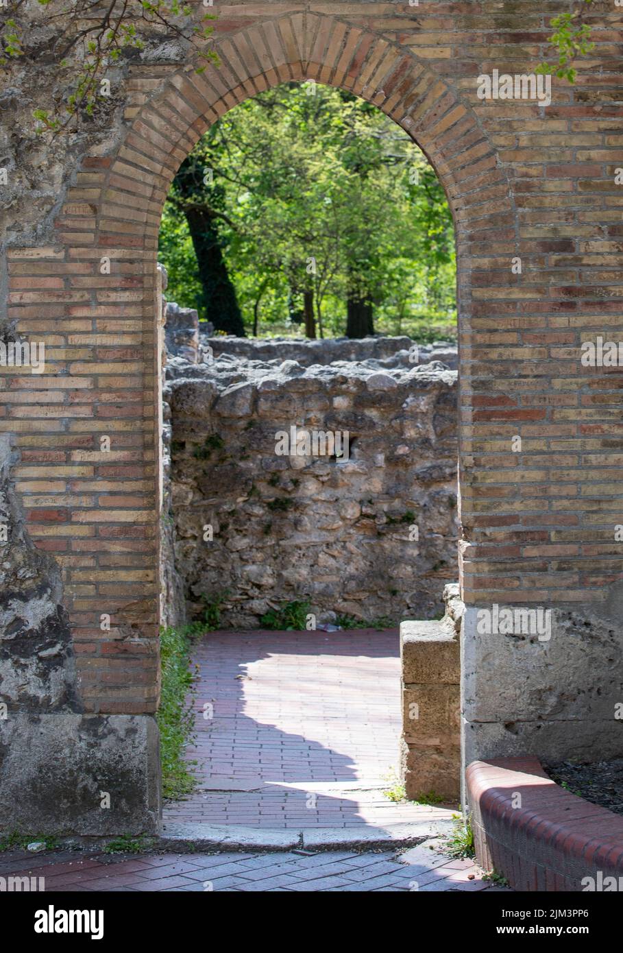 Eine Vertikale der Ruinen des Dominikanerklosters auf der Margareteninsel in Budapest, Ungarn Stockfoto