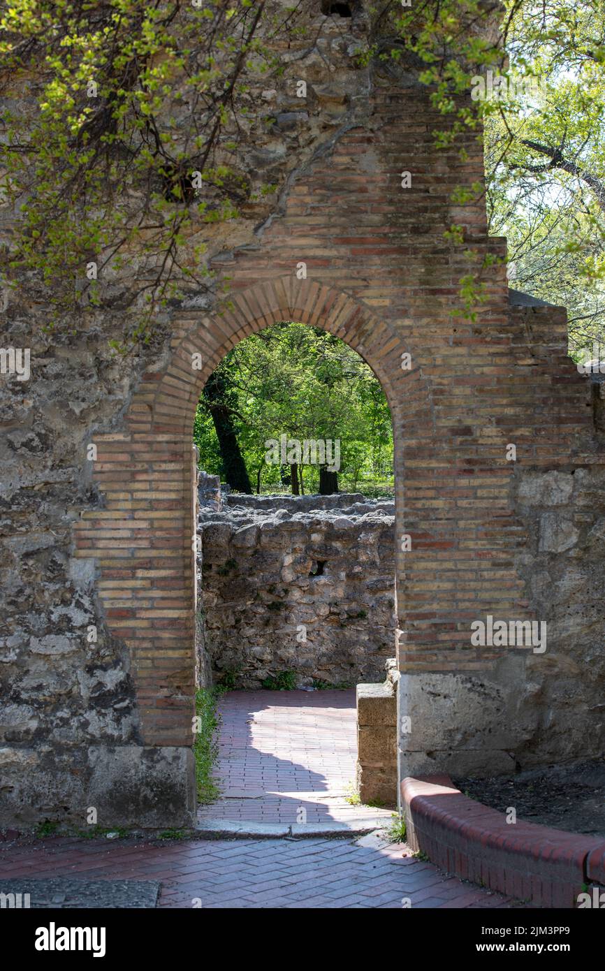 Eine Vertikale der Ruinen des Dominikanerklosters auf der Margareteninsel in Budapest, Ungarn Stockfoto