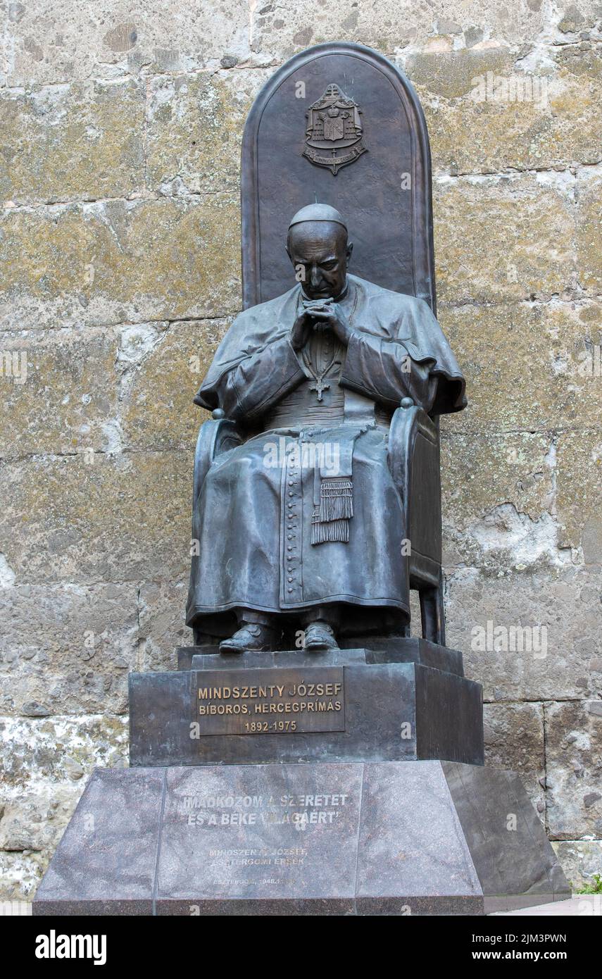 Eine vertikale Aufnahme der Statue von Kardinal Mindszenty Jozsef in der Basilika von Esztergom, Ungarn Stockfoto