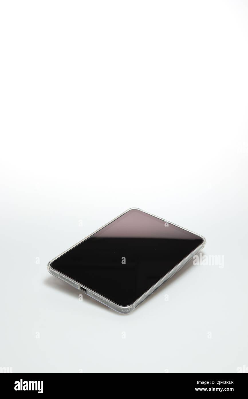Studio-Aufnahme der neuen Apple iPad Mini Generation 6 digitalen Tabletten isoliert Kopierplatz auf weißem Hintergrund. A15 Bionic Chip-Technologie von Apple inc. Stockfoto