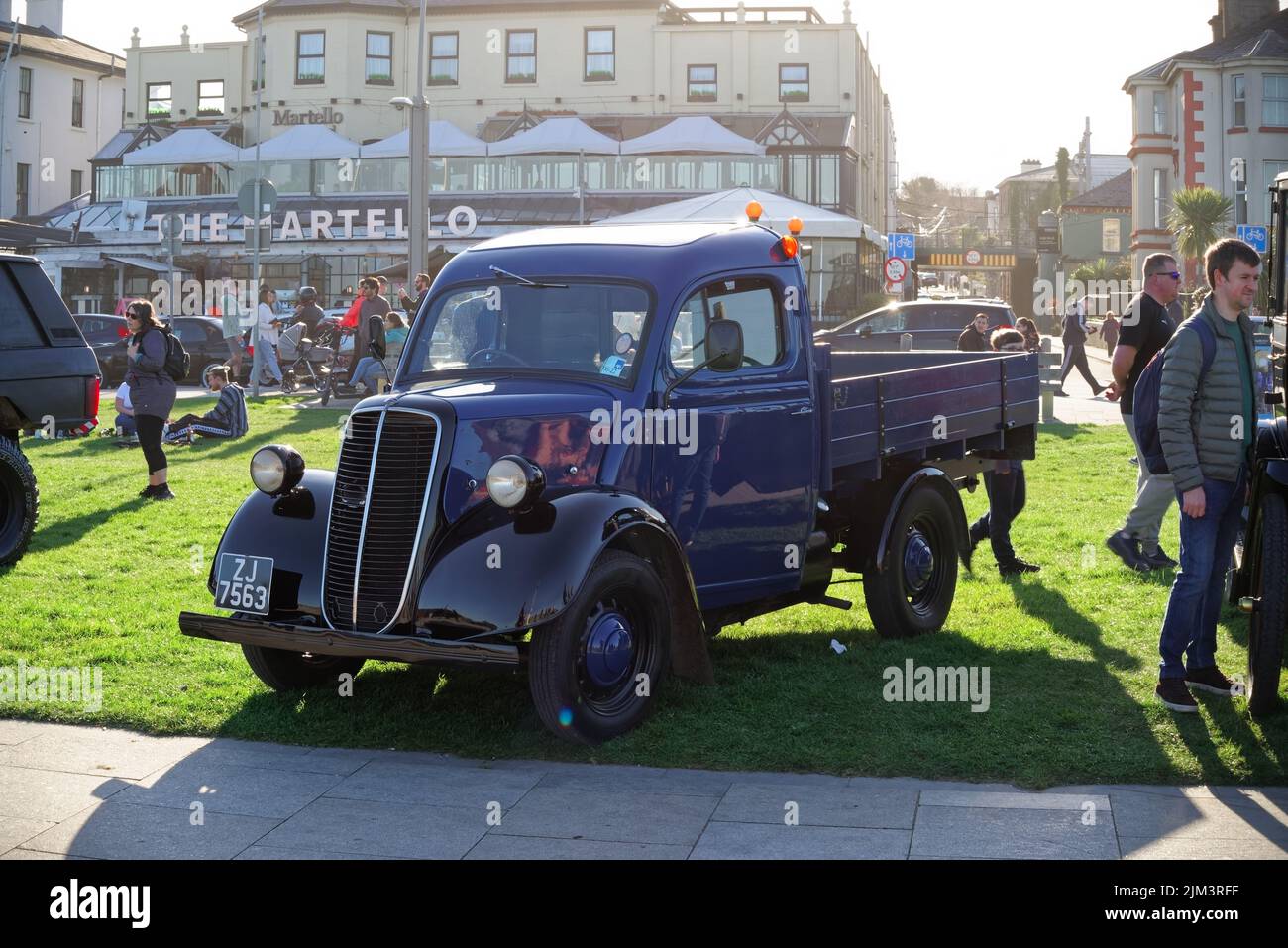 Abholung des Ford Fordson Thames E83W ab 1950s bei der Bray Vintage Car Club Show. Jährliche Open-Air-Retro-Autos Display an sonnigen Tag. Stockfoto