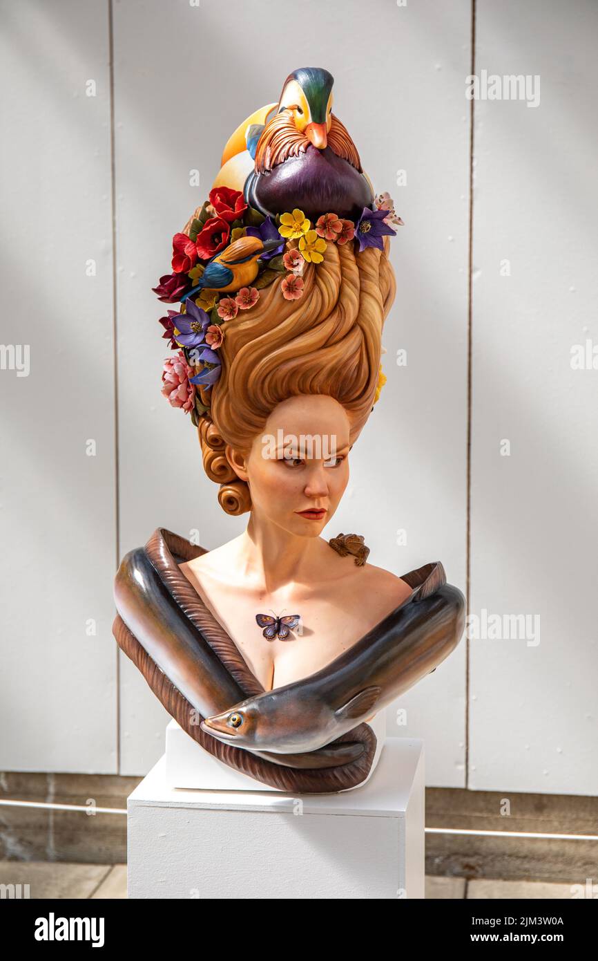 Nur für redaktionelle Zwecke: Marie, eine Skulptur von Marianne Siri (2022), in der Sommerausstellung im Taidekeskus Purnu Zentrum für zeitgenössische Kunst in Orivesi, Finnland Stockfoto