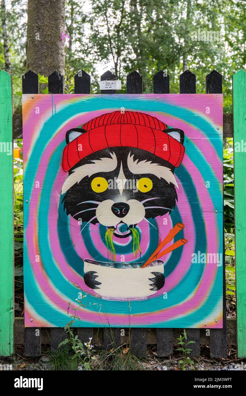Nur für redaktionelle Zwecke: Another Day in Paradise. Gemälde von Nina Aitta am Zaun von Tampereen kulkutautisairaala in Tampere, Finnland. Stockfoto