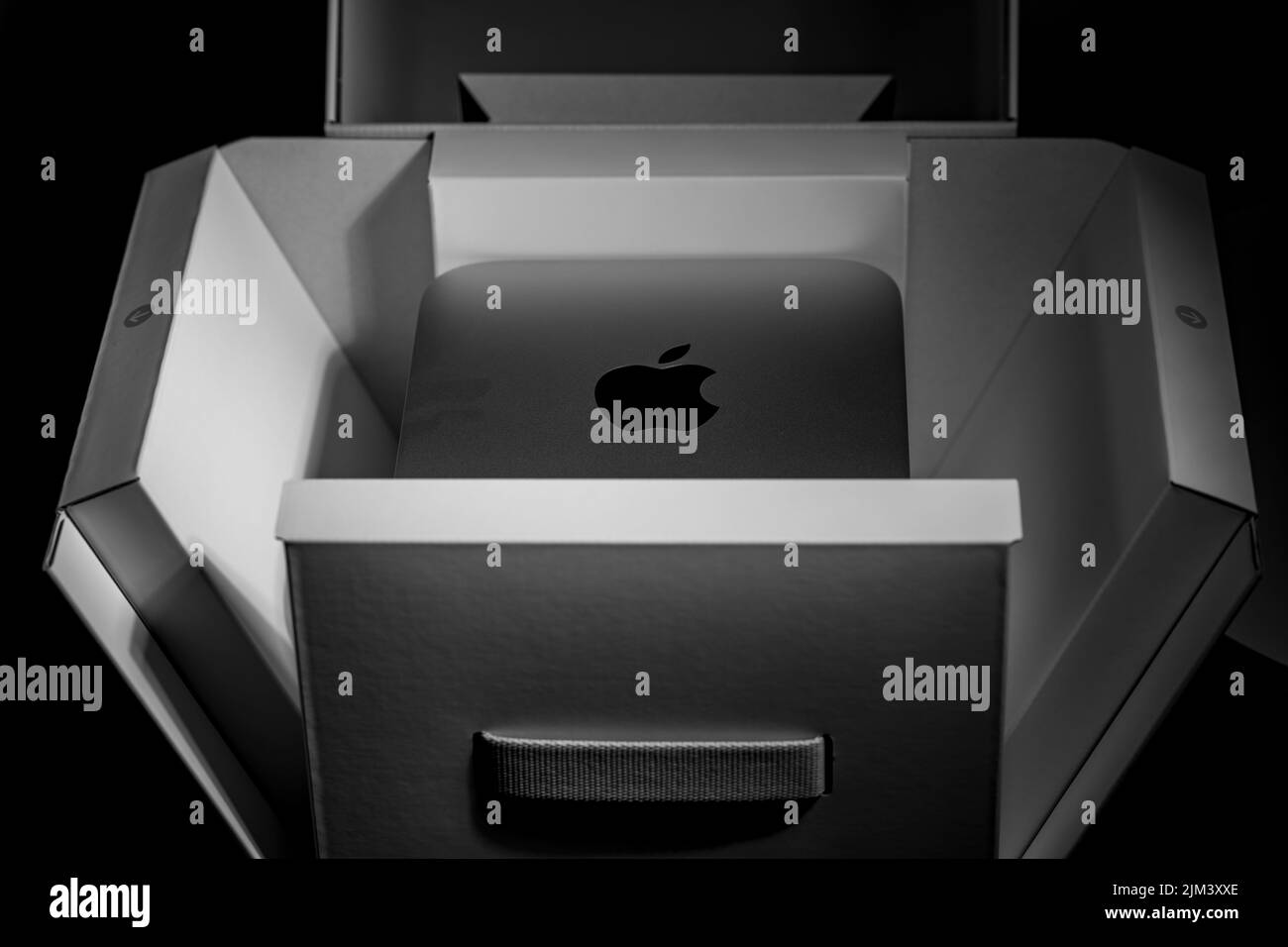 Unboxing-Paket Low-Key-Standzeit der modernen neuen Desktop-Computer-System mit Unternehmen Logo erscheint Stockfoto