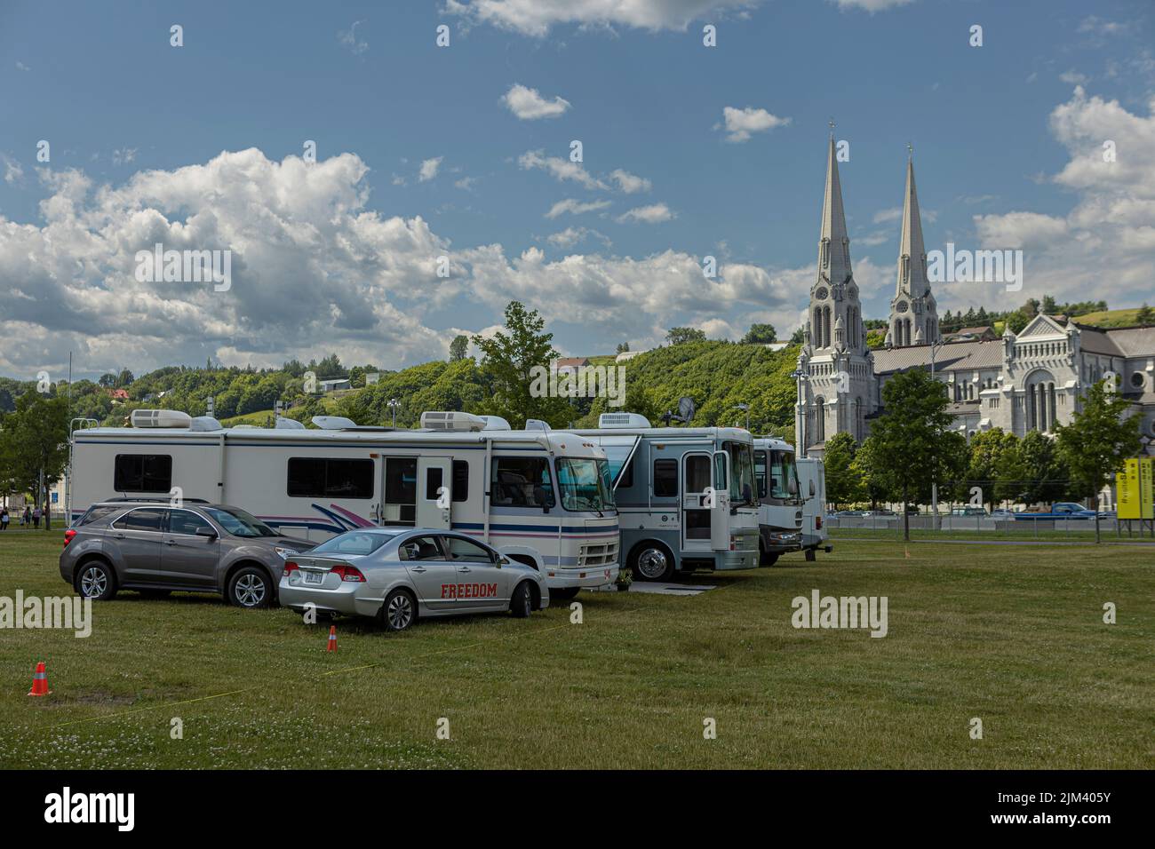 Die RVS sind auf einem Campingplatz vor der Basilika Sainte-Anne-de-Beaupre, östlich von Quebec City, am Freitag, den 15. Juli 2022 abgebildet. Stockfoto
