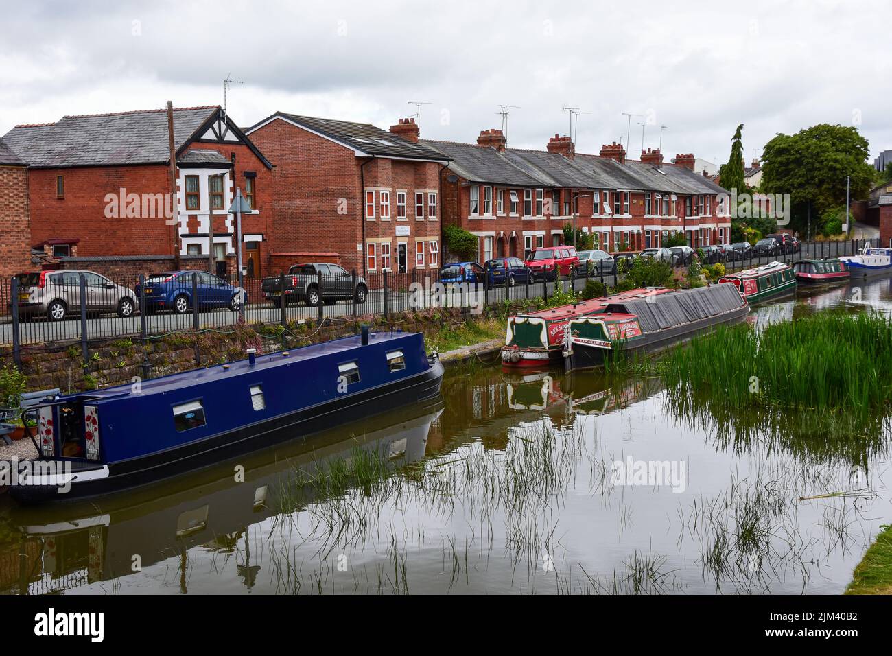 Chester, Großbritannien: 3. Jul 2022: Eine allgemeine Szene des Shropshire Union Canal in Chester, mit schmalen Booten, die in den Williams Moorings vertäut sind Stockfoto