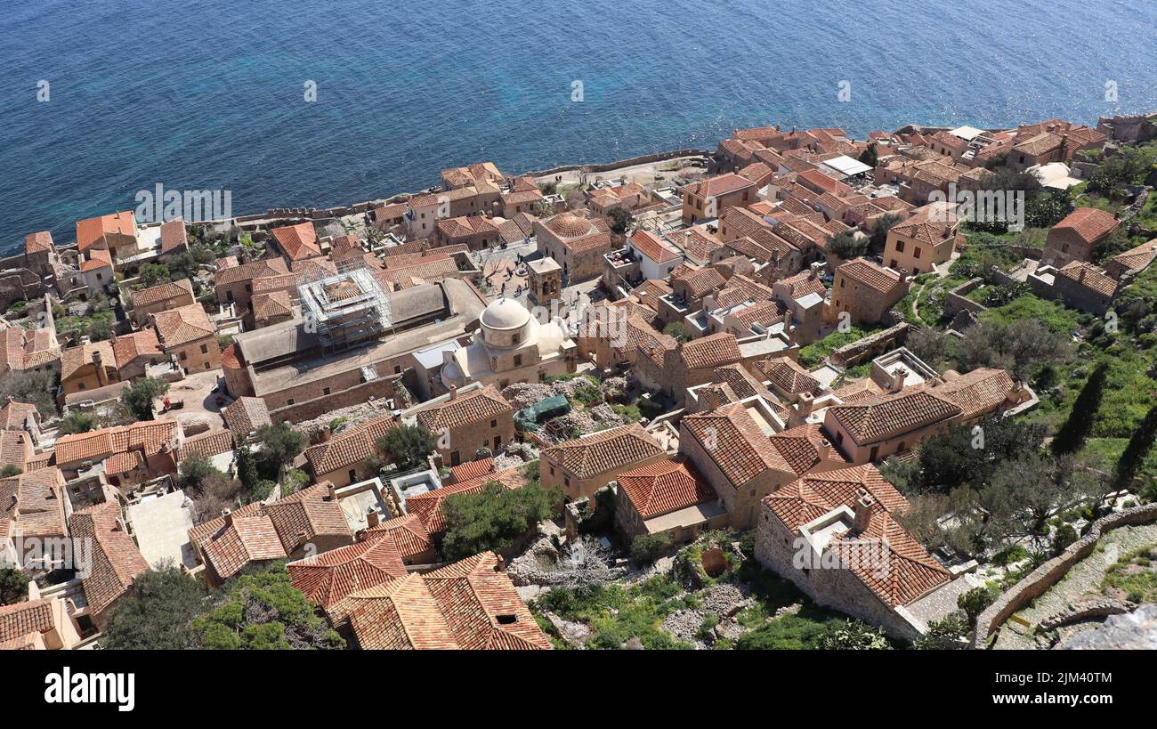 Luftaufnahme von Häusern und dem Meer in Monemvasia, Griechenland Stockfoto