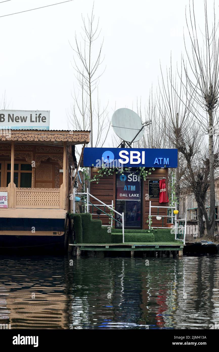 Ein schwimmender State Bank of India, SBI ATM am Dal Lake. Stockfoto