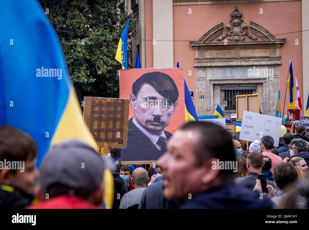 Bild des Plakats von Wladimir Putin, das auf einer ukrainischen Anti-Kriegs-Demonstration als Aldolf Hitler bezeichnet wurde. Konzept des Nazi-Diktators, Putler von Russland Stockfoto