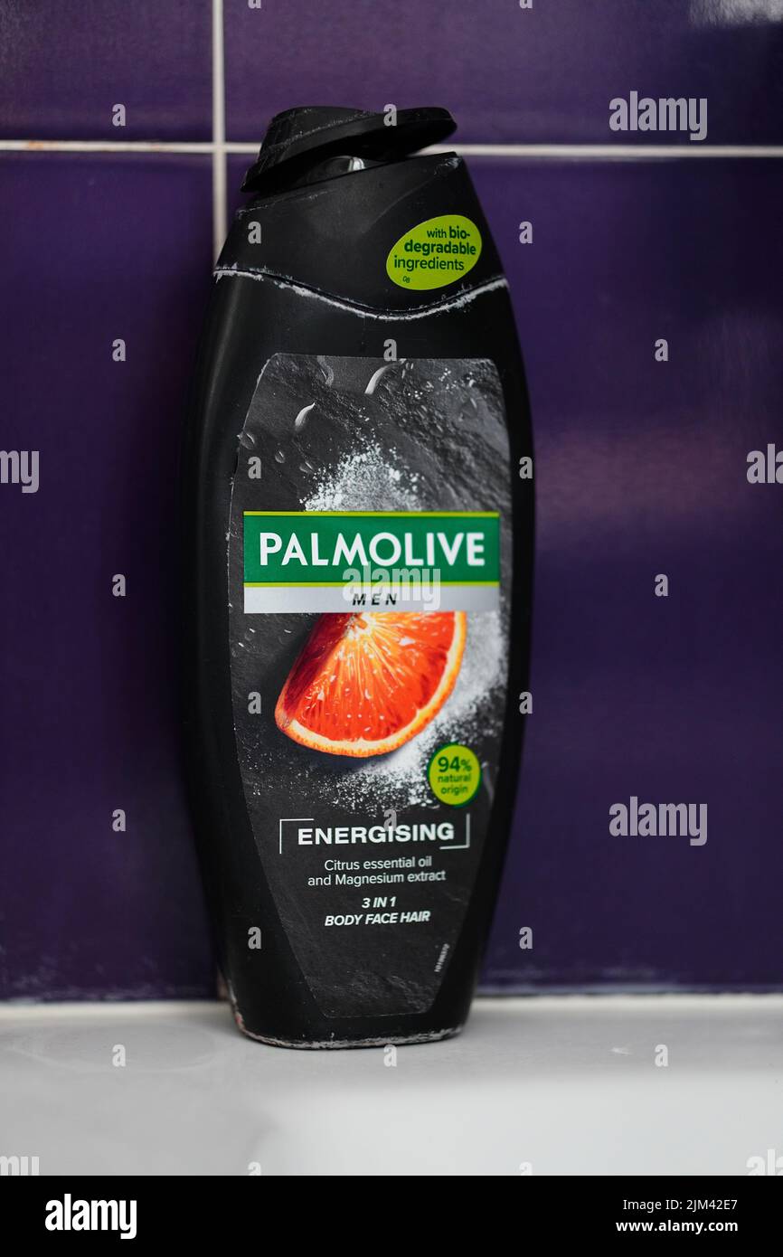Eine vertikale Aufnahme des Energizing Duschgels der Marke Palmolive Men in einer Plastikflasche. Stockfoto Eine vertikale Aufnahme des Energizing Duschgels der Marke Palmolive Men in einer Plastikflasche. Stockfoto