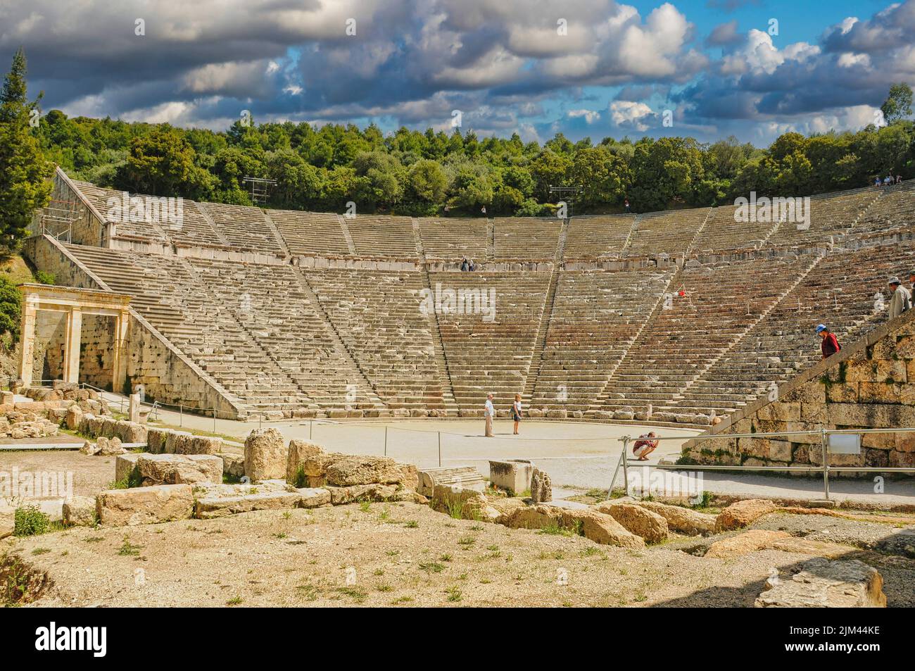 Epidaurus, Griechenland. 3. März 2010: Das antike Theater von Epidaurus oder Epidavros, Präfektur Argolida, Peloponnes, Griechenland. Stockfoto