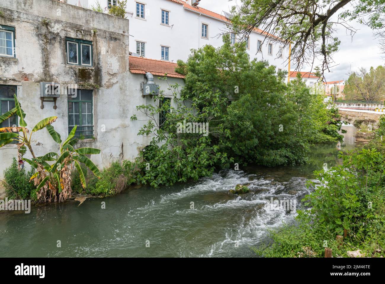 Der Fluss Almond im historischen Zentrum der Stadt Torres Novas, Bezirk Santarem, Portugal Stockfoto