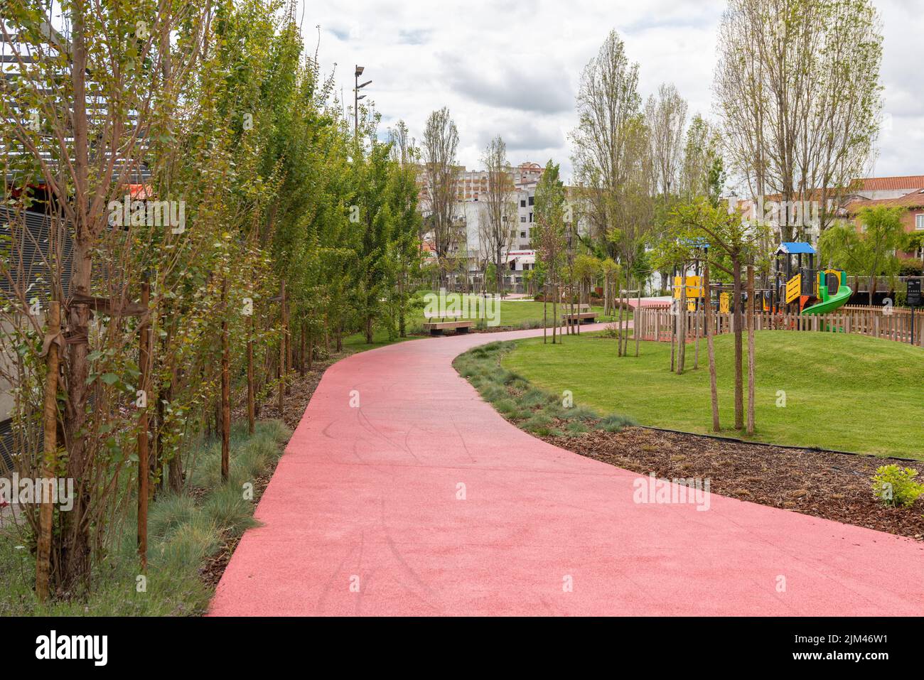 Der Almond Park befindet sich im Stadtzentrum von Torres Novas im Stadtteil Santarem, Portugal Stockfoto