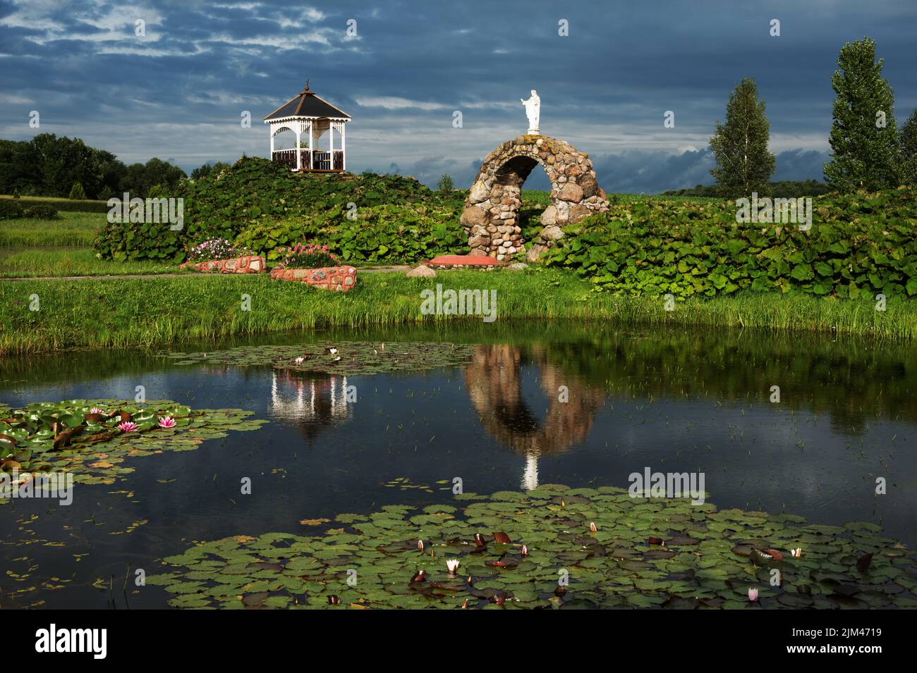 Die Baudenkmäler, die touristischen Zentren und die interessanten Plätze in Weißrussland - der Park neben der katholischen Kirche der heiligen Anna im Dorf Mosar Stockfoto