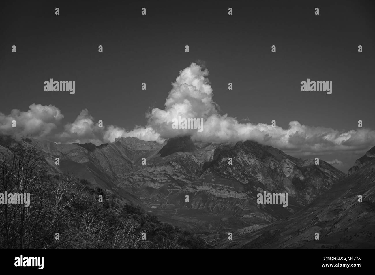 Wolkenbildung in der Schlucht von Inguschetien, Russland. Schwarz und Weiß. Stockfoto