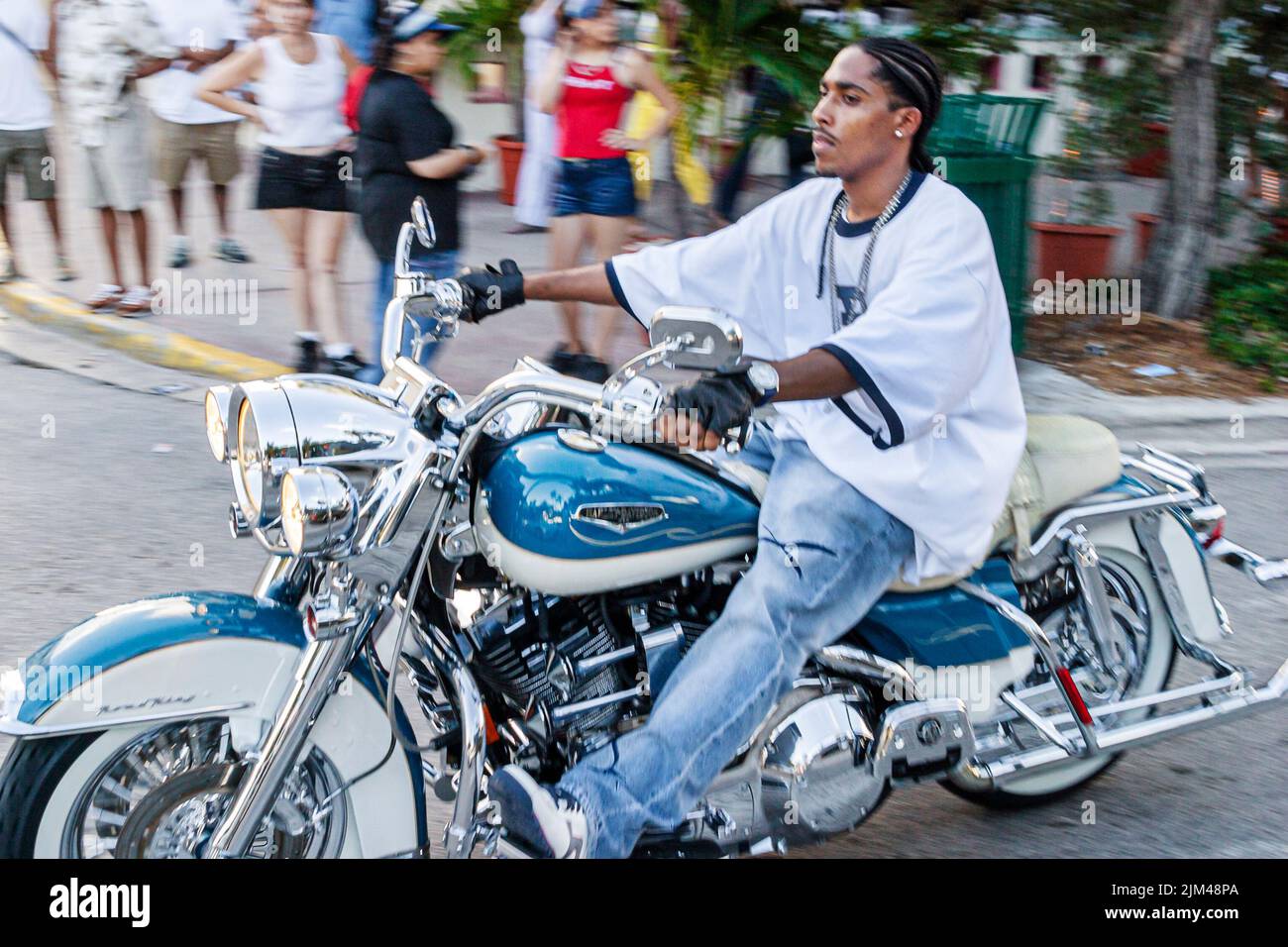 Miami Beach Florida, South Beach, Ocean Drive, Hip Hop Festival Festivals ethnische Veranstaltung, Schwarze Erwachsene Männer Männer männlich, Motorrad Motorradfahrer reiten Stockfoto