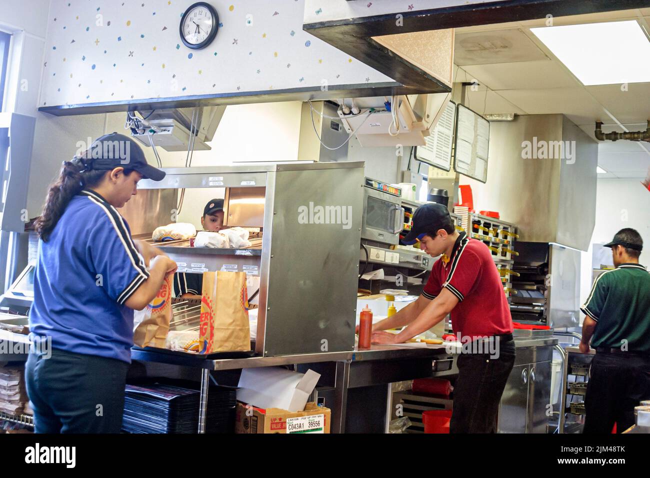 Miami Florida,Little Havana Hispanic Latin Latino Inside interior Burger King Angestellte Arbeiter arbeiten Arbeit Teenager Jugendliche Jungen Mädchen Stockfoto