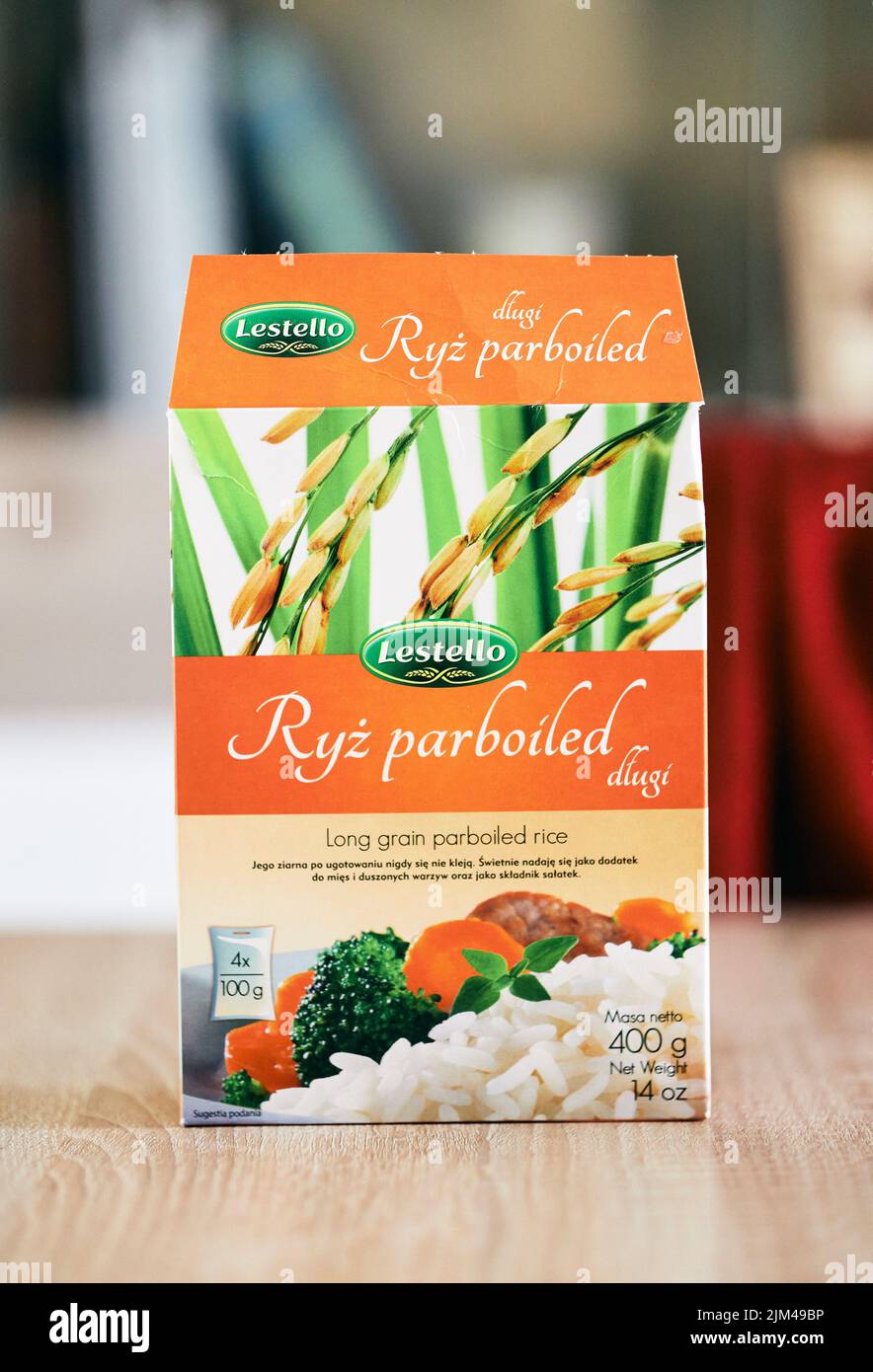 Ein flacher Fokus einer offenen Markenkaste mit parboiltem Reis aus Lestello auf einem Tisch Stockfoto