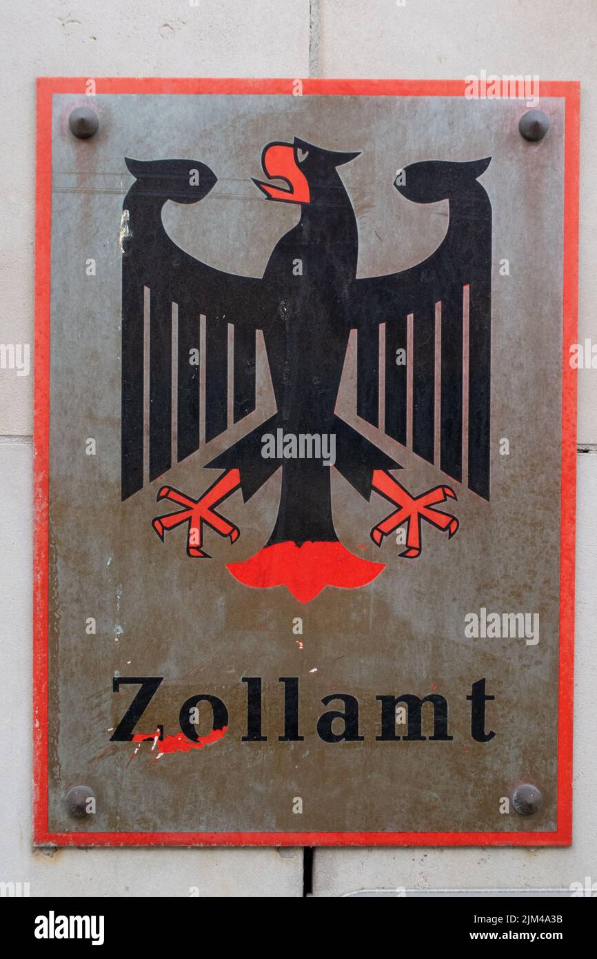 Kiel, Deutschland, März 29 2022, Schild mit deutschem Waffenkodex, Bundesadler und dem deutschen Wort zollamt, Übersetzung: Zollamt, Vertikalaufnahme Stockfoto