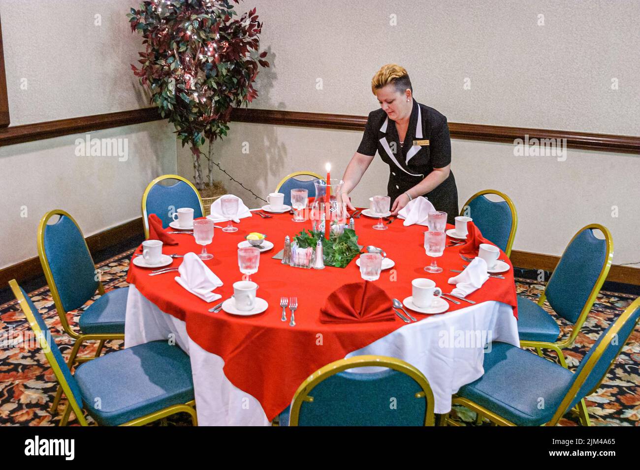 Hampton Virginia, Tidewater Gegend, Quality Inn Hotel Hotels Unterkunft Inn Konferenzraum Housekeeping Tisch Frau, Menschen Person Szene auf einem Foto Stockfoto