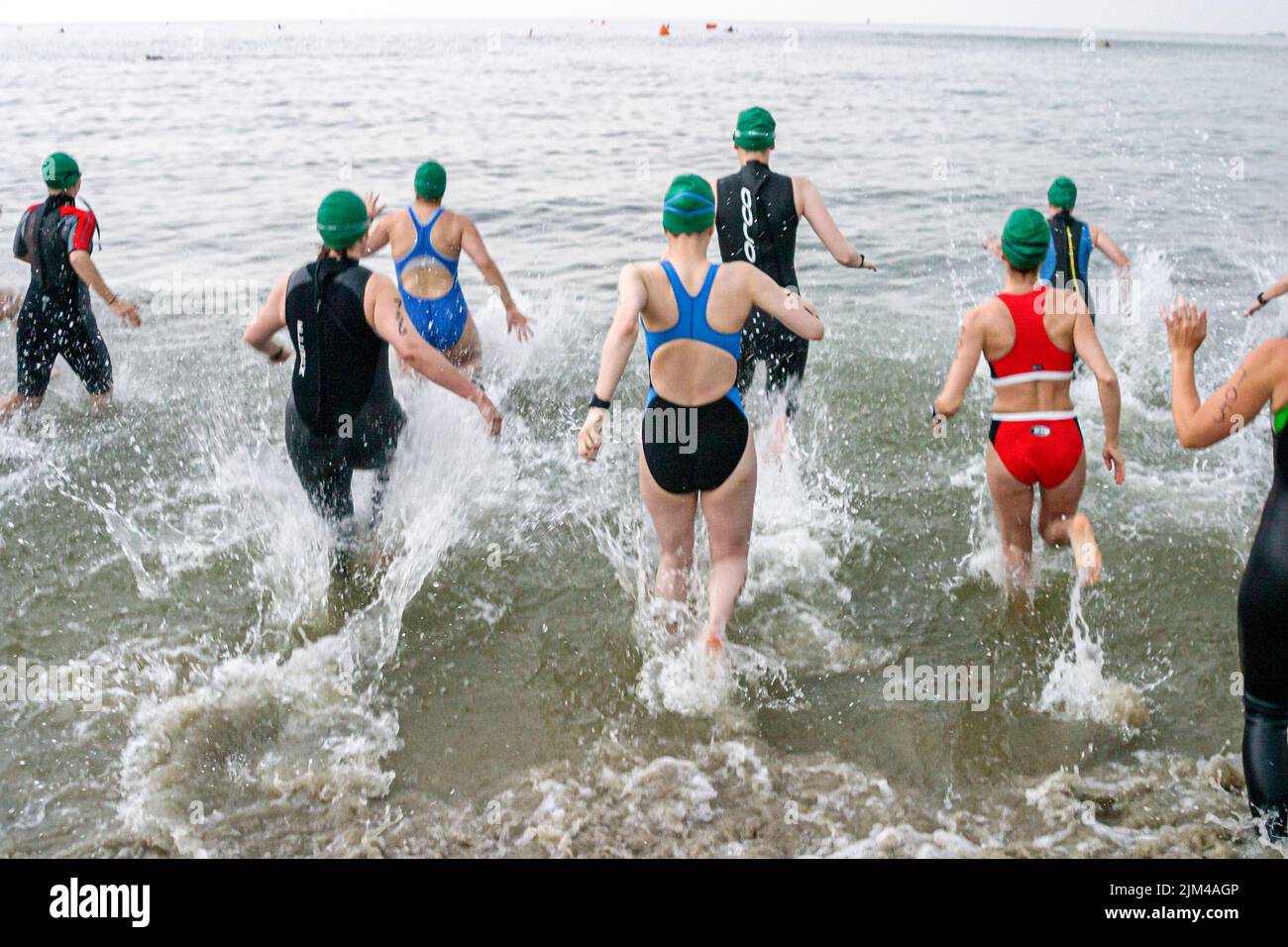 Hampton Virginia,Tidewater Area,Buckroe Beach,Tri American Triathlon Event,Schwimmer Frauen weibliche Teilnehmer starten Rennen ins Wasser Stockfoto