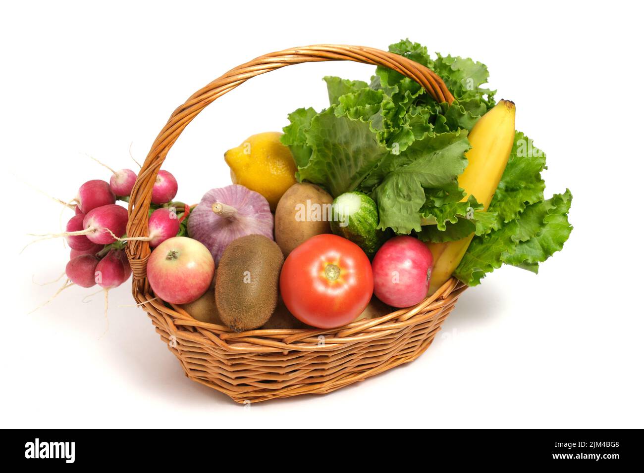 Obst und Gemüse in einem Weidenkorb weißen Hintergrund Stockfoto