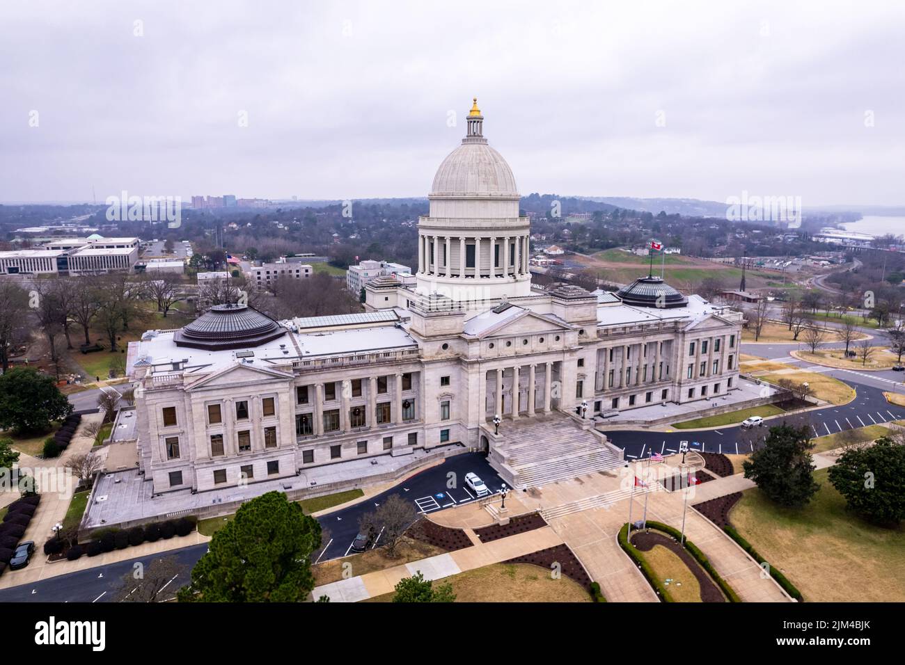 Eine Luftaufnahme des Arkansas State Capitol in Little Rock, Arkansas mit einem wolkenlosen blauen Horizont Stockfoto