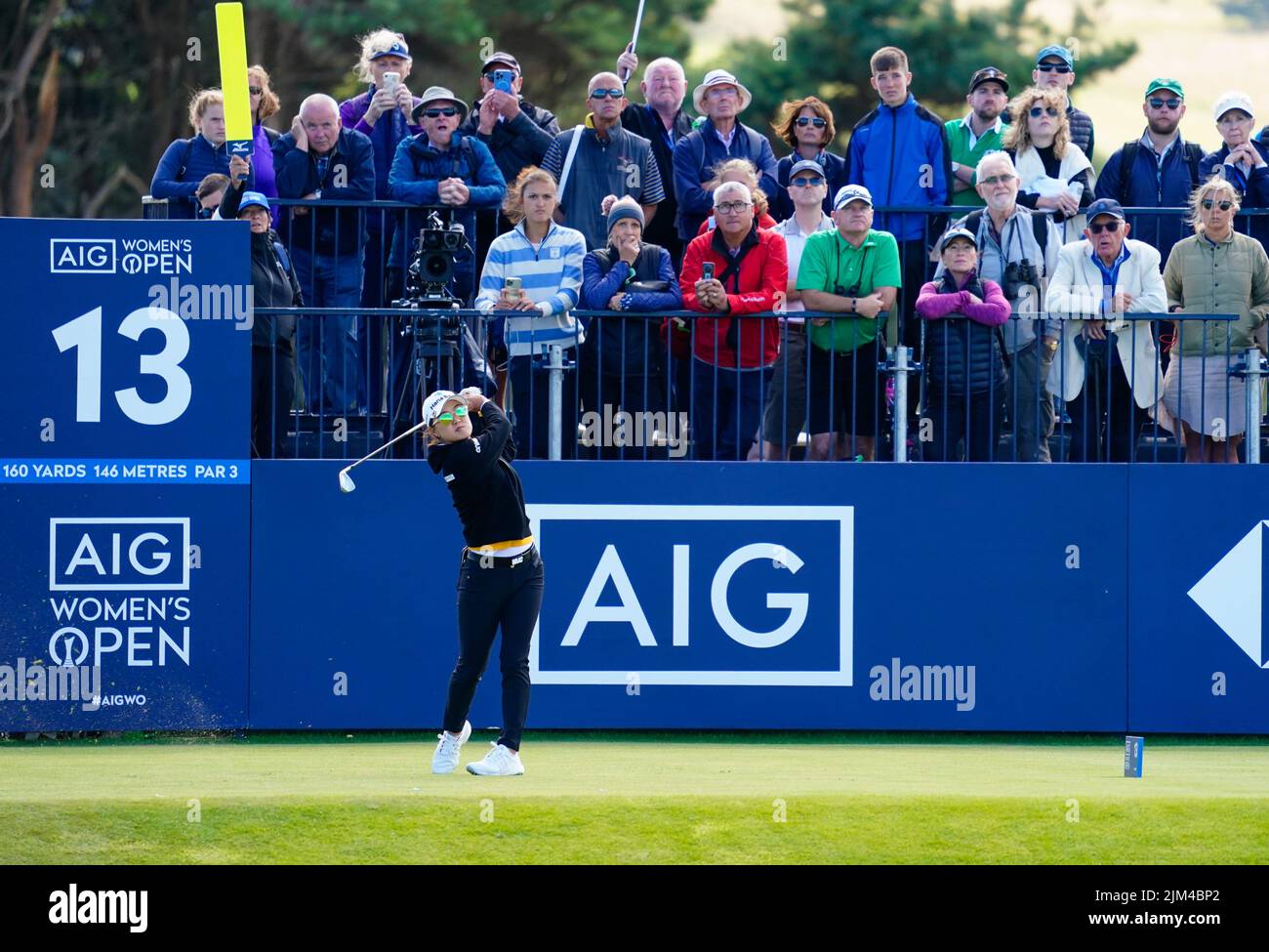 Gullane, Schottland, Großbritannien. 4.. August 2022. Eröffnungsrunde der AIG Women’s Open Golf Championship in Muirfield in East Lothian. Bild; Minjee Lee schlägt am 13. Abschlag ab, der von Zuschauern auf der Aussichtsplattform beobachtet wird. Iain Masterton/Alamy Live News Stockfoto