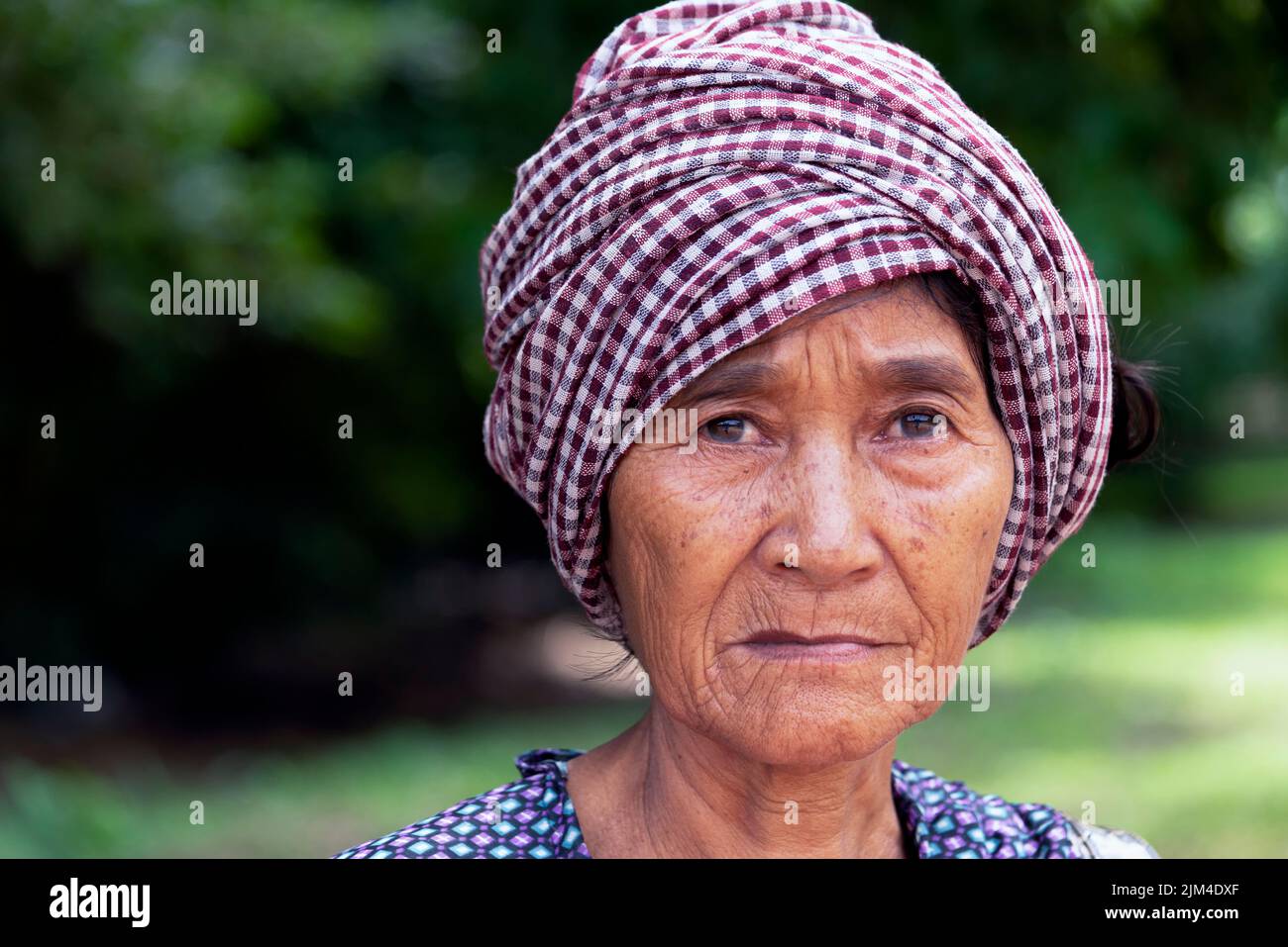 Khmer Frau trägt Krama, einen traditionellen Schal aus Baumwolle Stockfoto