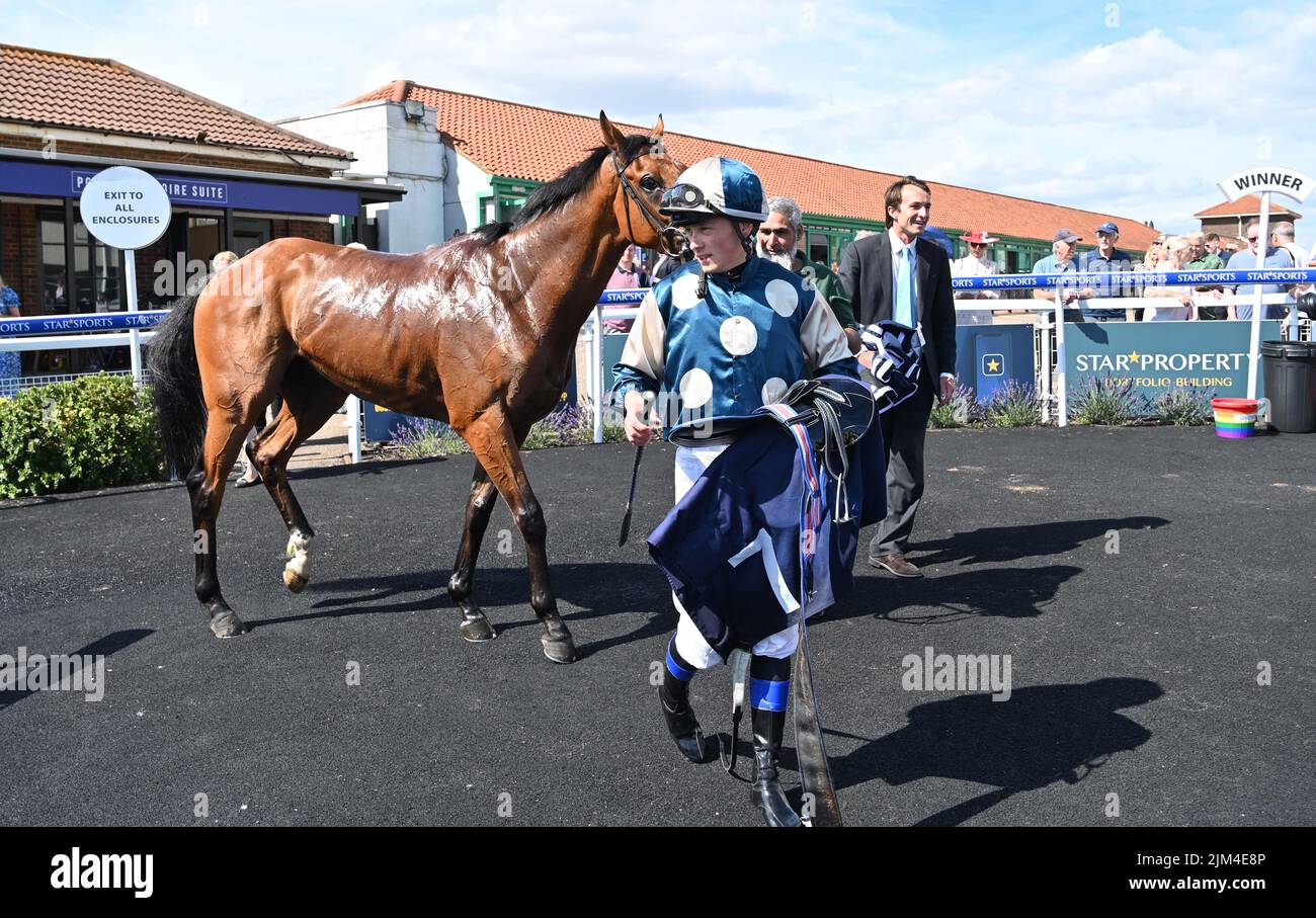 Brighton UK 4. August 2022 - Percy Jones mit Benoit de la Sayette gewinnt den Star Sports Bet Challenge Cup am Ladies Day der Brighton Racecourse, der Teil des Star Sports Festival of Racing ist, das im August stattfindet : Credit Simon Dack / Alamy Live News Stockfoto