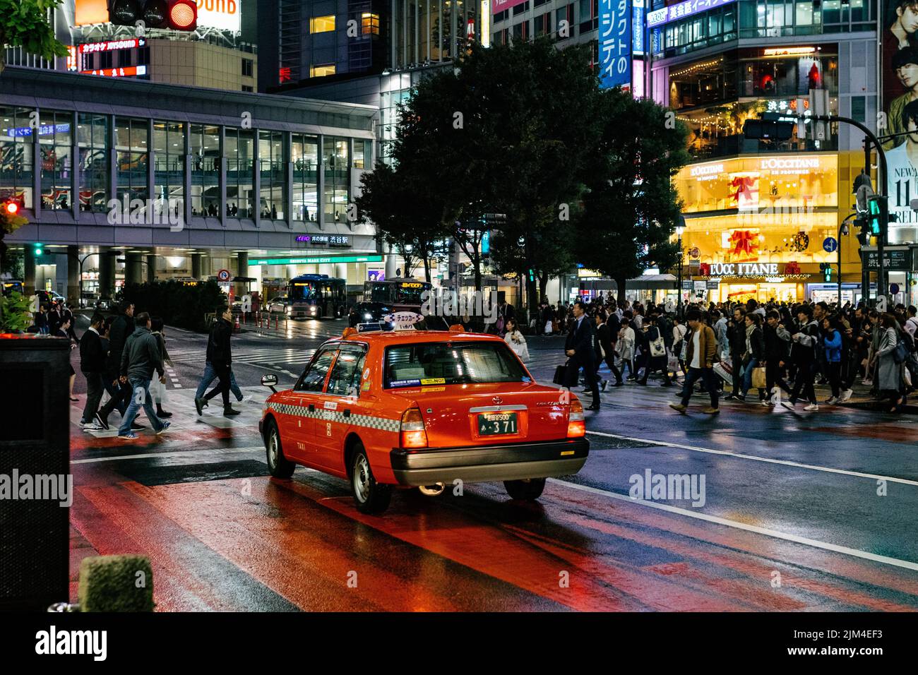 Ein japanisches Taxi hielt an der Shibuya-Gerangel-Kreuzung in Tokio, Japan Stockfoto