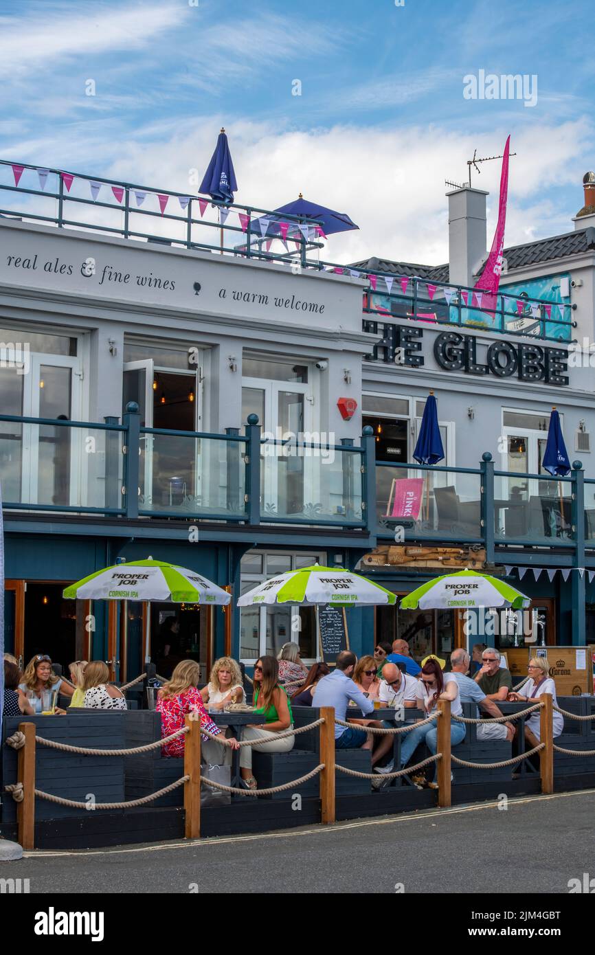 Zuschauer und Menschenmassen bei der jährlichen cowes Week Segler- und Segelregatta, die sich bei Veranstaltungen an Land in der Stadt cowes auf der Insel wight treffen Stockfoto