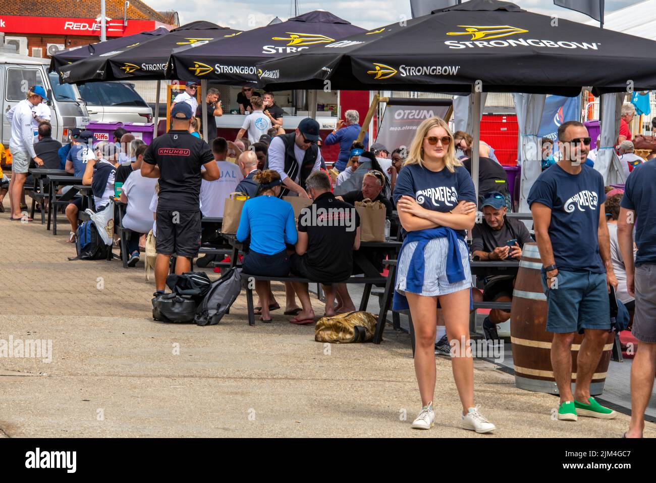 Zuschauer und Menschenmassen bei der jährlichen cowes Week Segler- und Segelregatta, die sich bei Veranstaltungen an Land in der Stadt cowes auf der Insel wight treffen Stockfoto