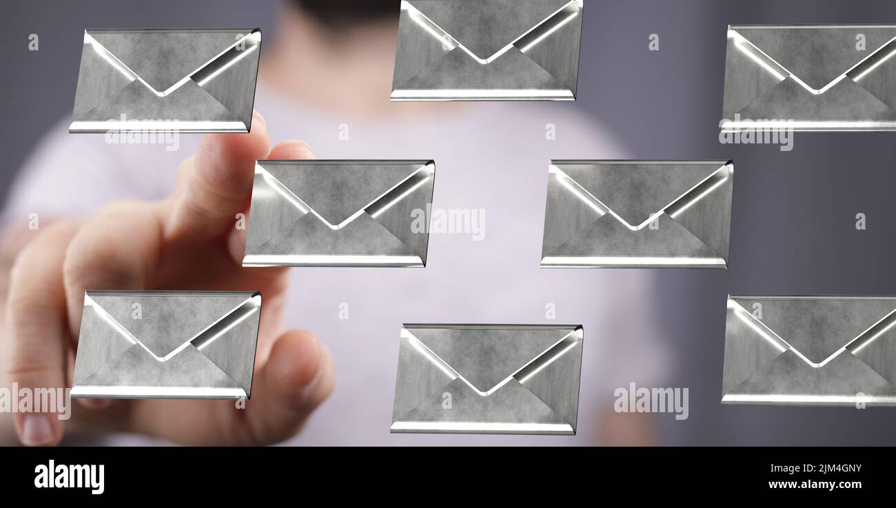 Die Hand eines Mannes berührt das Symbol für Online-Mailing – Online-Kommunikation und Konzept für soziale Netzwerke Stockfoto