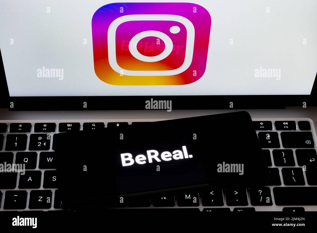 Bereal-Logo auf dem Smartphone und instagram-Logo auf dem Laptop. BeReal ist eine Social-Media-App. Stafford, Großbritannien, 2. August 2022. Stockfoto